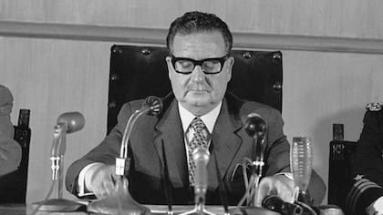 "Si llega la hora, armas tendrá el pueblo", dijo el presidente Salvador Allende en medio del intento de golpe en su contra