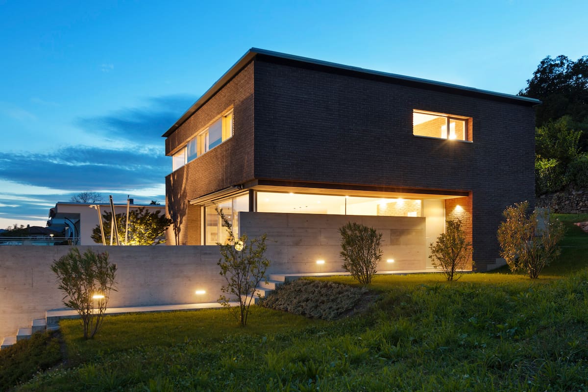 Si los espacios al aire libre vecinos están poco iluminados, hay que evitar que el propio espacio sea demasiado brillante.