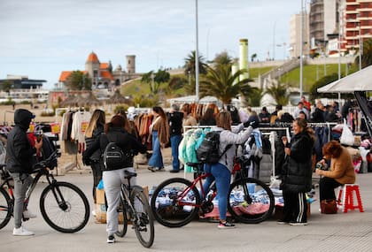Si los turistas llevaron poco abrigo, podían conseguir en los stands cercanos a la rambla