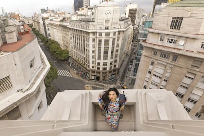 “Si me mudo a Buenos Aires, querría que fuera en un lugar donde se note que Buenos Aires es Buenos Aires”, se dijo La Chola a la hora de dejar Mendoza. Antes de desembarcar en la torre de este edificio art déco de 1933, la artista vivió primero en una fundación en el barrio de Monserrat, y luego, en un departamento en Congreso