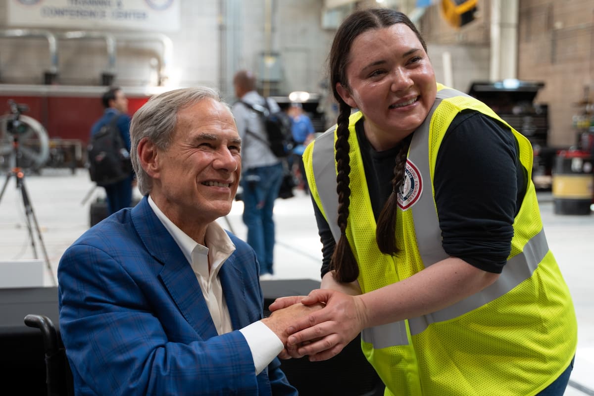 “Si miramos ciertas partes de Texas, la demanda de soldadores y electricistas son dos ejemplos claros donde necesitamos producir miles de certificaciones y diplomas cada año”, dijo Abbott