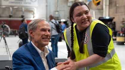 “Si miramos ciertas partes de Texas, la demanda de soldadores y electricistas son dos ejemplos claros donde necesitamos producir miles de certificaciones y diplomas cada año”, dijo Abbott