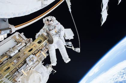 Si naciste después del 2 de noviembre de 2000, entonces has crecido en un mundo donde siempre ha habido alguien viviendo en el espacio.