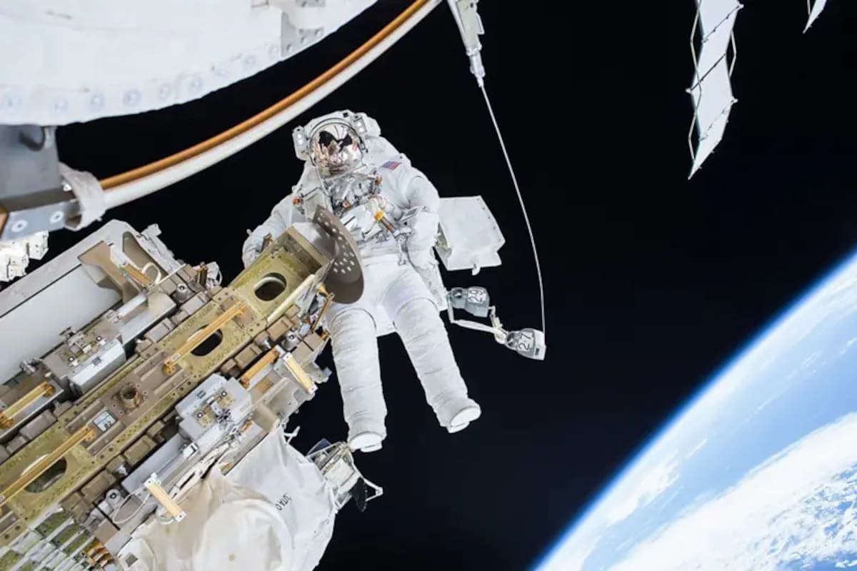 Si naciste después del 2 de noviembre de 2000, entonces creciste en un mundo donde siempre hubo alguien viviendo en el espacio