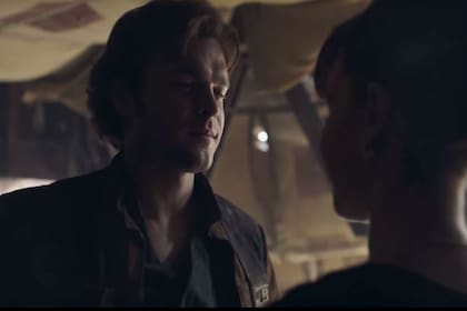 Si observan con atención, verán que el joven Han Solo también presenta la cicatriz debajo del labio inferior que tenía Harrison Ford (y que era una verdadera lastimadura que tenía el actor)