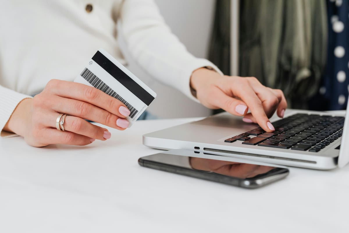 Si para el cierre de la tarjeta continúan apareciendo los consumos, el cliente puede comunicarse con el banco o con la tarjeta para hacer la denuncia