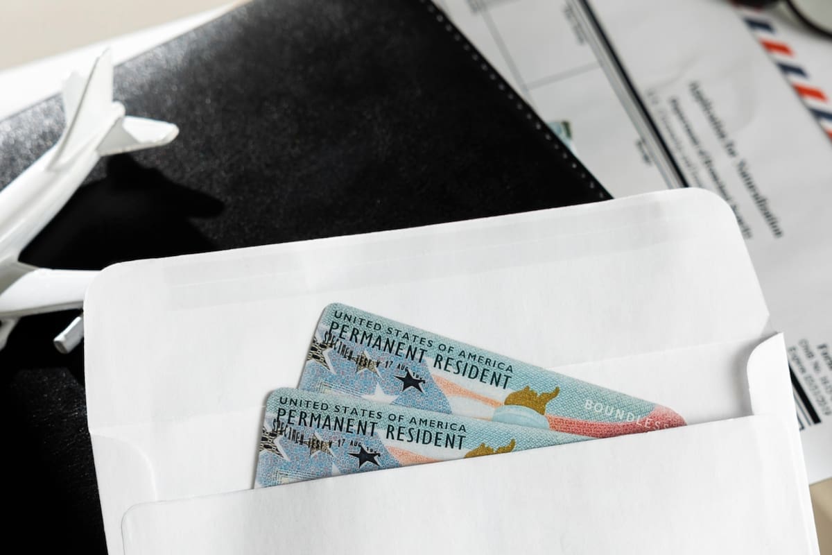 Si planea ausentarse de Estados Unidos por más de un año, se recomienda solicitar primero un permiso de reingreso