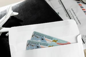 Si planea ausentarse de Estados Unidos por más de un año, se recomienda solicitar primero un permiso de reingreso