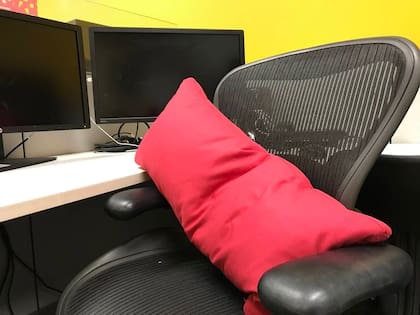 Si ponés un almohadón rojo en el sillón o silla que más utilizás, te brindará mejor humor