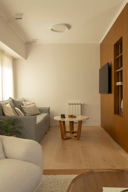 “Si poníamos otro sillón blanco todo el espacio iba a ser muy claro; elegimos este modelo bien cómodo para sentarse a mirar la tele”. El sillón clásico, diseño del Estudio, se hizo en gris para diferenciarlo de los curvos.