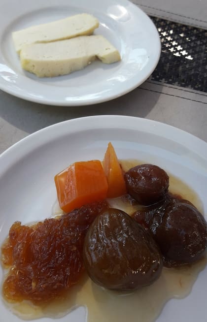 Dulces regionales: cuaresmillo, higo, zapallo y cayote con queso de cabra