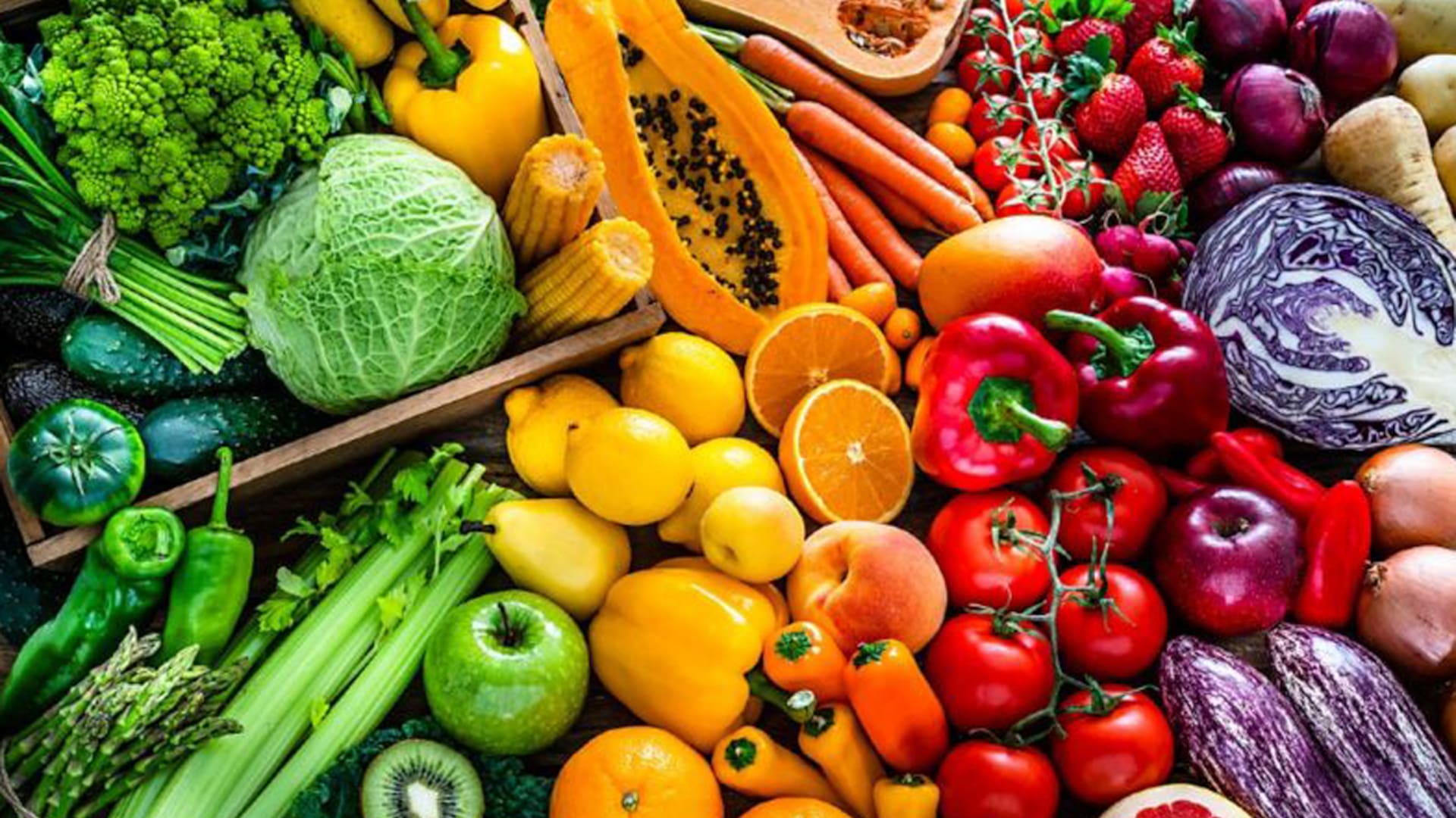 El colesterol es un lípido esencial que se debe mantener en equilibrio para prevenir las patologías cardíacas; una dieta de frutas y verduras de hojas verdes ayudan a disminuirlo