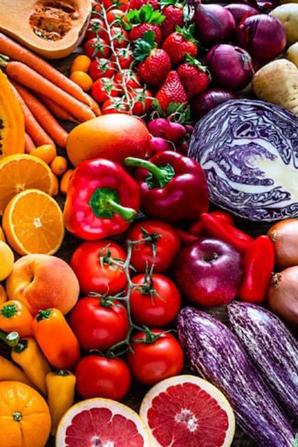 El colesterol es un lípido esencial que se debe mantener en equilibrio para prevenir las patologías cardíacas; una dieta de frutas y verduras de hojas verdes ayudan a disminuirlo