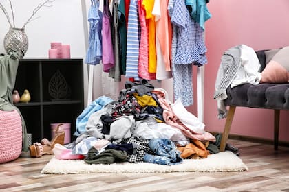 Si sacás todo de los armarios sin un plan, es probable que te frustres porque el caos puede durar horas; seguí estas ideas