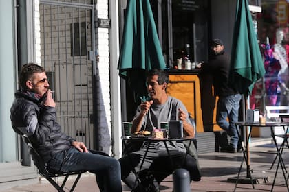 Si se amplía la normativa, los decks de los bares y restaurantes serían los únicos espacios donde se podría fumar