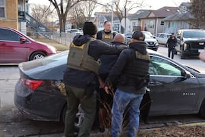 Si se aprueba la solicitud de suspensión de la deportación o expulsión, se otorga protección temporal