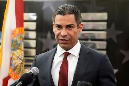 Si se aprueban la iniciativa, el alcalde Suárez cumpliría nueve años en el cargo (AP Foto/Wilfredo Lee)