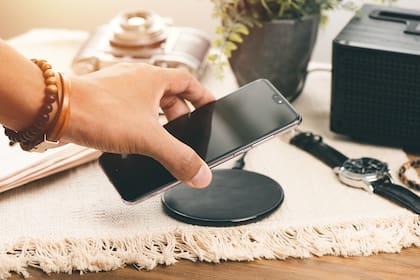 Si se cuenta con un dispositivo compatible, los cargadores inalámbricos son una buena opción para evitar los cables