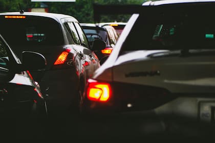 Si se enciende la luz del tablero del sistema de frenado no se debe continuar el viaje