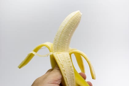 Si se pela con las manos y se come con las manos, los gérmenes y la suciedad de la cáscara sin duda pasarán a la fruta