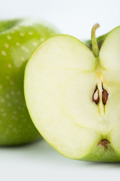 Si se plantan las semillas de una manzana de verdulería, no darán una manzana idéntica a la original: al reproducirse por semilla generan variabilidad genética, por eso las variedades comerciales se multiplican generalmente por injerto