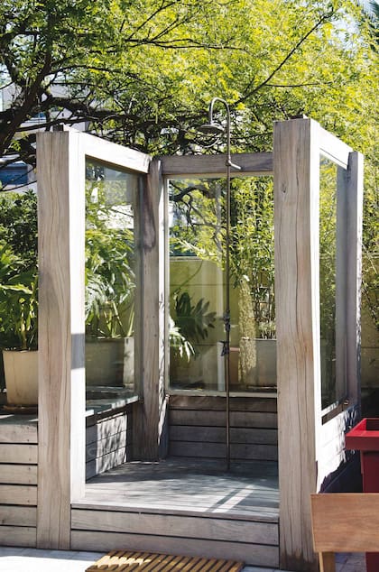 Si se quiere definir el espacio, se la puede cerrar con una construcción de madera y vidrio. Ocupan poco espacio y son una buena opción para terrazas o patios. Paisajismo: María Fernández Madero