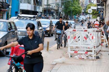 Si se realizan obras a cargo de empresas prestadoras de servicios públicos son ellas quienes deben asegurarse de que dejar las baldosas en buen estado una vez terminado el trabajo