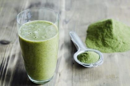 Si se tiene dificultades para obtener suficiente fibra, los suplementos que vienen en forma de polvos, gomitas y cápsulas pueden ayudar, dicen los expertos