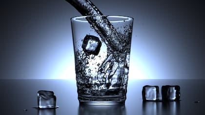 Si se va a tomar es importante beber agua entre copas para mantenerse hidratado