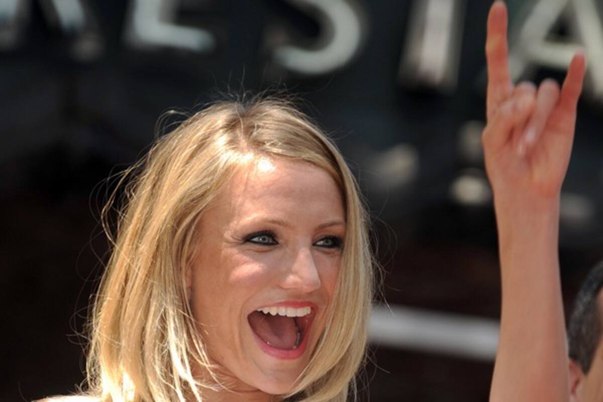 Sí, sí, sí, ¡tengo mi estrella! Cameron Díaz posó feliz para los fotógrafos en el Paseo de la fama.