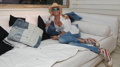 ¡Sí, sonríe! Mercedes Sarrabayrouse estuvo visitando un local de ropa en Punta del Este y parece que las prendas le gustaron tanto que lograron sacarle una sonrisa