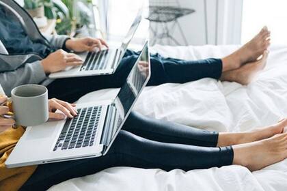 Si sos de los que tuvieron que colocar la notebook sobre una pila de libros de cocina durante la pandemia o te ha tocado quejarte de la velocidad del Internet de tu casa, no estás solo