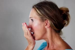 Si te pones la mano delante de la boca y exhalas, podrás detectar si tu aliento huele mal