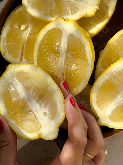 Si te quedó medio limón, deberías cubrir la pulpa con papel film y guardarlo en la heladera