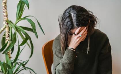 Si te sientes irritable, apático, necesitas aislarte o tienes dolores físicos, podrías estar sufriendo una resaca emocional.