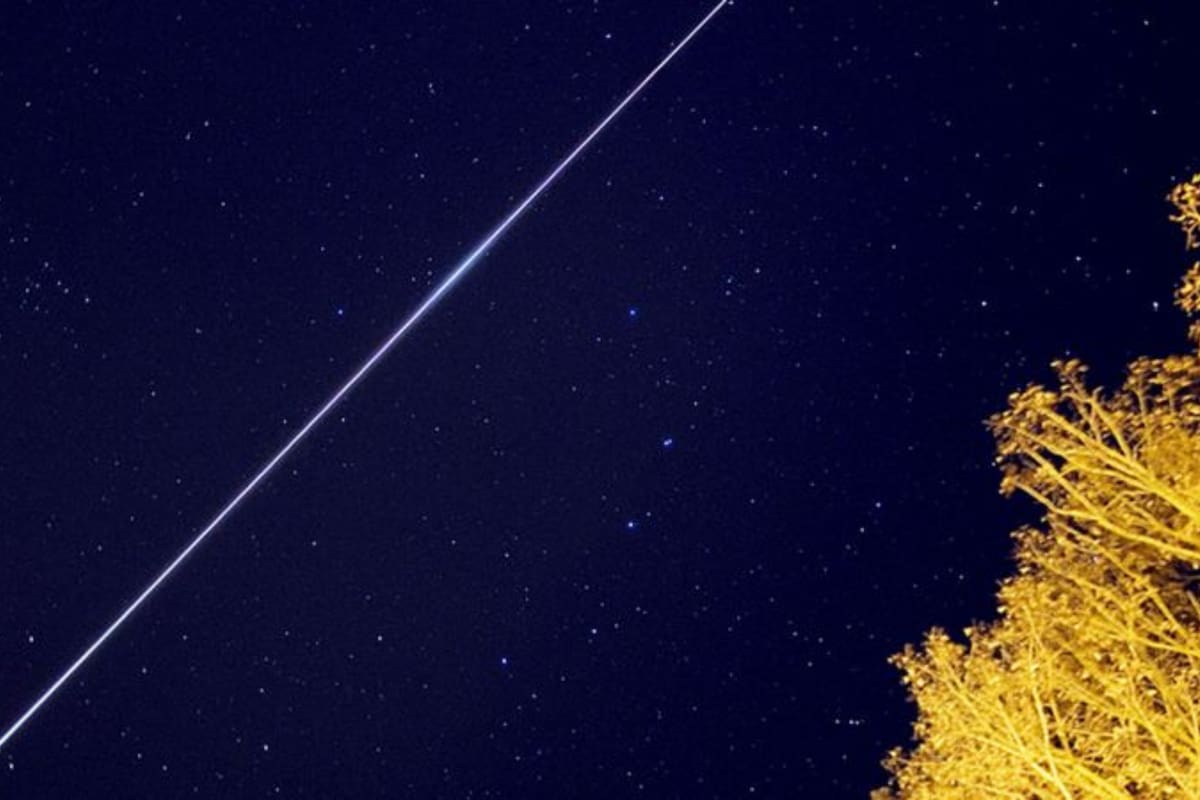 Si tienes suerte, y miras a la hora indicada, podrías ver el paso de uno de los miles de satélites artificiales que pueblan nuestro cielo