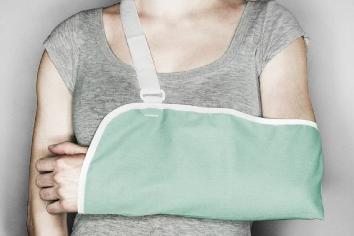 Si tienes un brazo inmovilizado, puedes ejercitar el otro, que ambos sentirán los beneficios