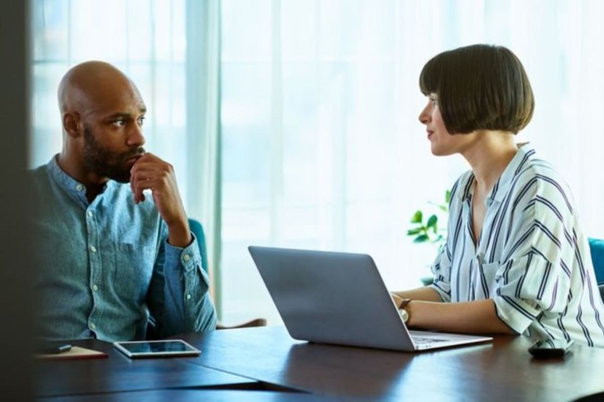 Si tu jefe todavía va a la oficina, ¿eso le da una ventaja al personal que hace lo mismo?