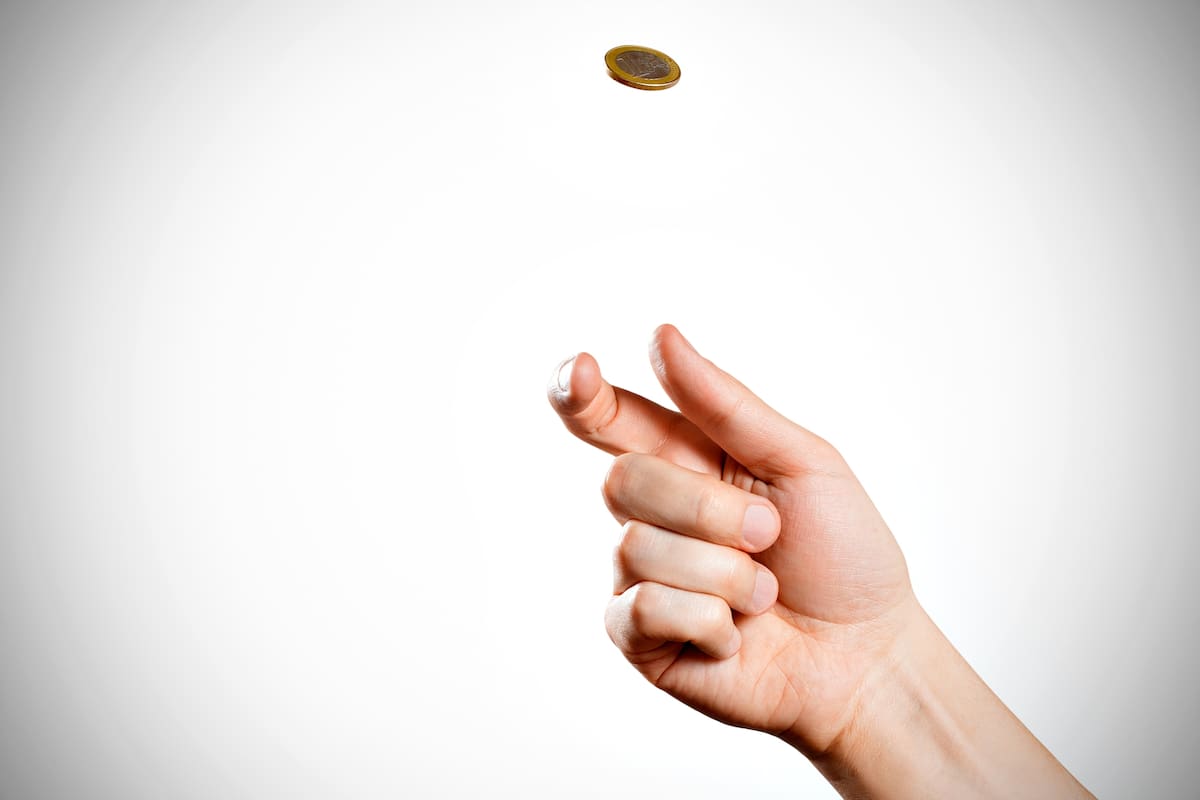 Si un matrimonio tiene dos hijos y sabemos que uno de ellos es mujer, ¿qué probabilidad hay de que el otro hijo sea varón?