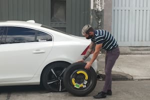 Si un neumático está pinchado, la clave es mantener la calma, disminuir la velocidad e intentar reemplazarlo; no se debe seguir conduciendo