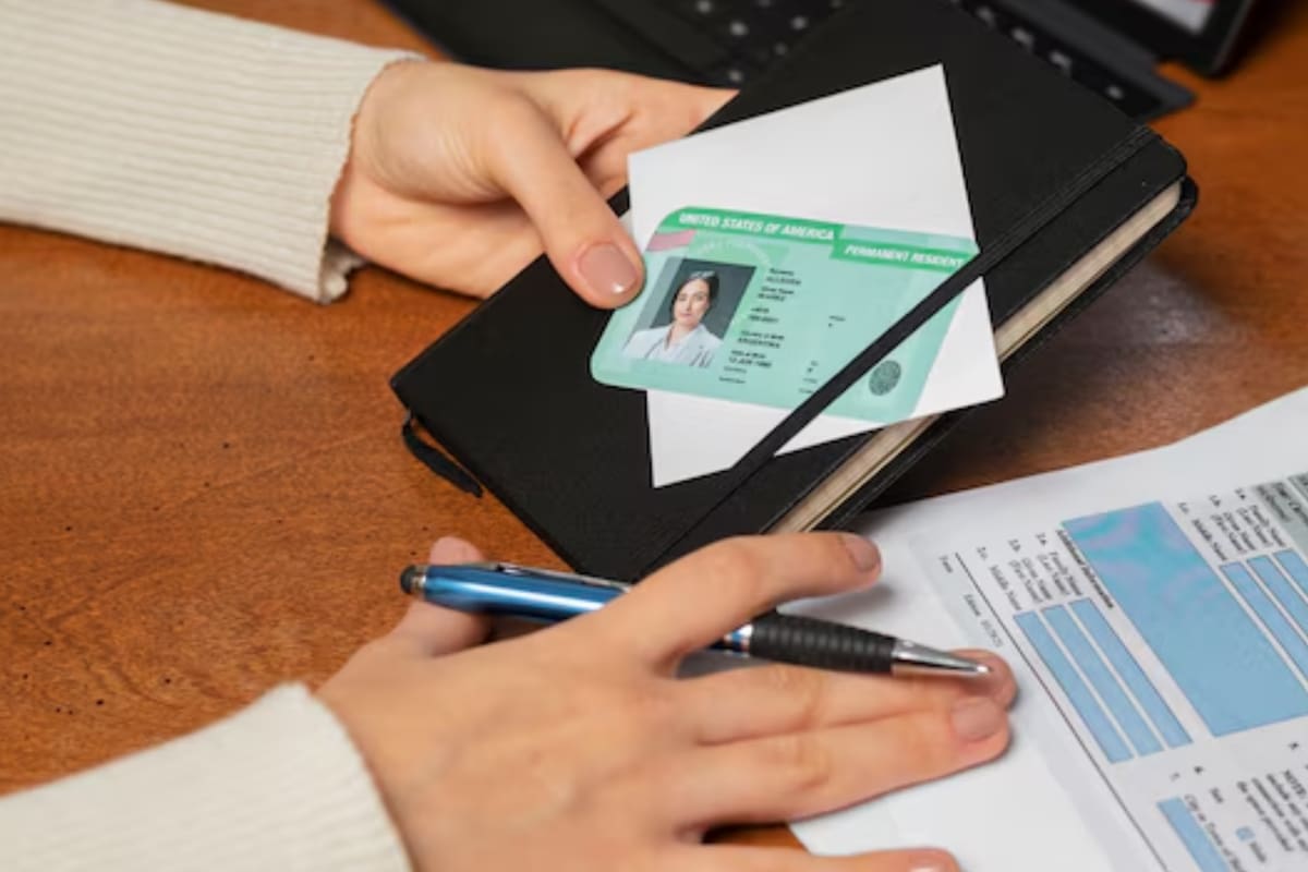 Si un residente permanente presenta impuestos como "extranjero no residente", el gobierno puede considerar que renuncia voluntariamente a su estatus