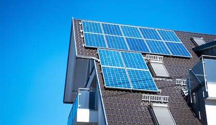 Si una nueva casa utiliza combustibles fósiles debe estar cableada para soportar una futura electrificación e incluir paneles solares