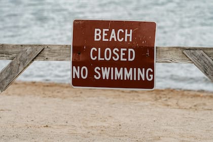 Si una segunda muestra consecutiva vuelve a superar el límite, la playa se cierra obligatoriamente hasta que los niveles bajen