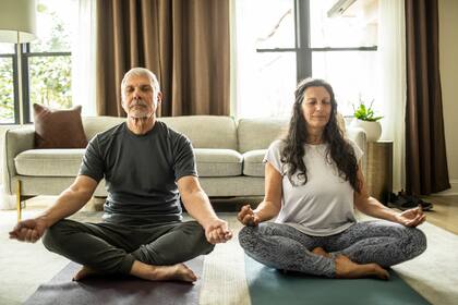 Si uno es menos flexible de lo que desea, puede empezar a hacer yoga o dedicar más tiempo a los estiramientos dinámicos