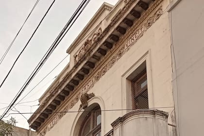 Si uno sabe mirar, es posible encontrar enseñanzas en la ciudad de Buenos Aires, incluso escritas sobre sus paredes