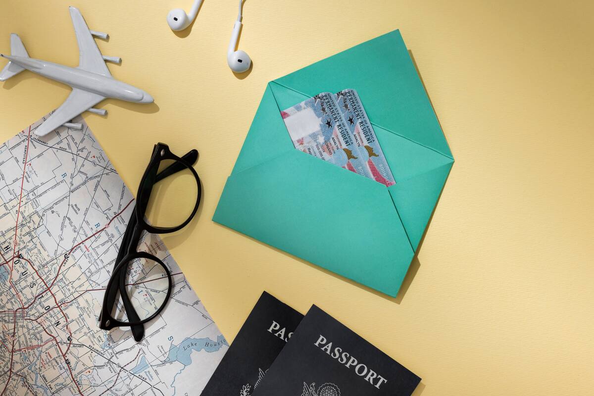 “Si va a permanecer fuera de Estados Unidos por un año o más, usted debe solicitar un permiso de reingreso", informaron