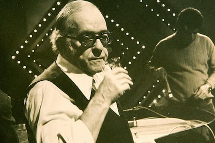 Si Vinícius de Moraes hubiese continuado con su carrera diplomática, probablemente nunca hubiese grabado en Buenos Aires el histórico disco de 1970 La Fusa, con Maria Creuza y Toquinho