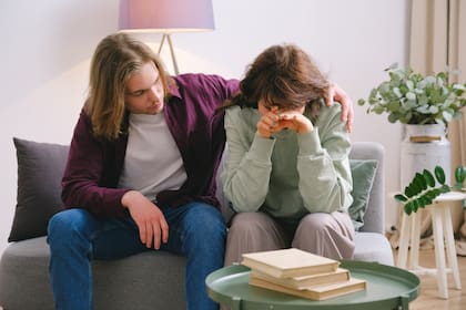 Si yo me identifico totalmente con la situación negativa que el otro está atravesando, me voy a angustiar con esa persona y voy a tener exceso de empatía