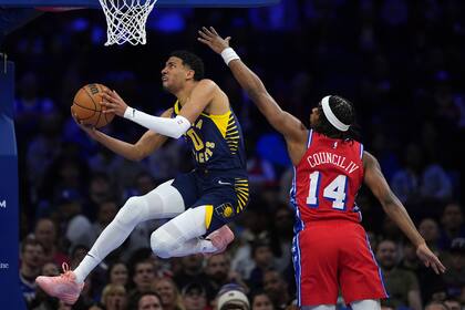 Siakam anota 27 puntos y ayuda a Pacers a remontar para vencer 112-100 a los 76ers