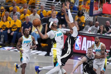 Siakam y Haliburton ayudan a que Pacers superen Bucks por 117-98 al iniciar serie de playoffs